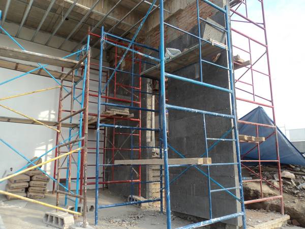 colocación de recinto volcánico en fachada