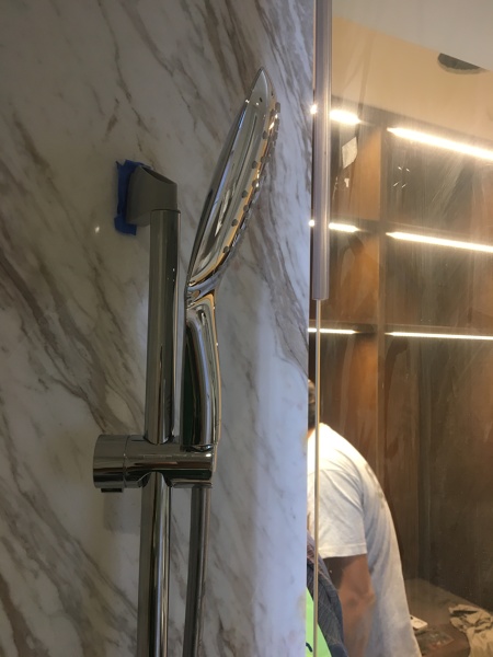 Colocación de regadera de teléfono en mármol