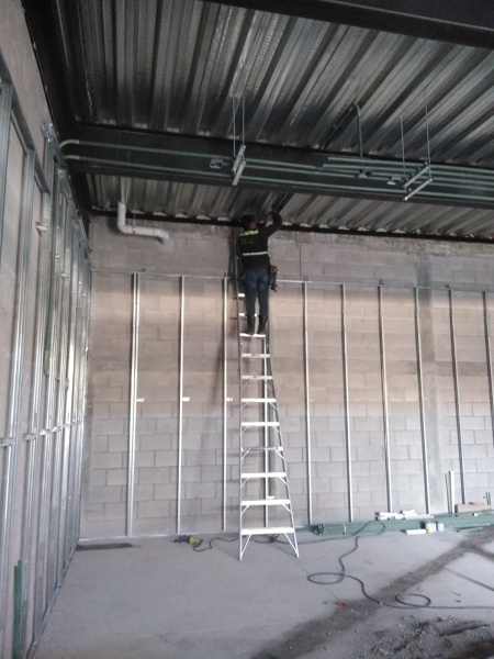 Colocación de tuberías de pvc pesado.
