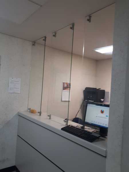 Colocación Vidrio templado ventanilla hospital