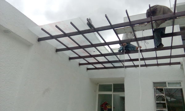 Foto: Colocando Lamina de Policarbonato de Nivo #173993 - Habitissimo