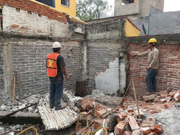 Demolición manual en zona de colindancias