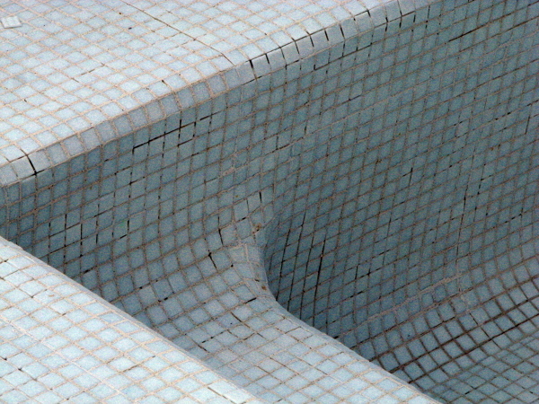 Detalle De Pegado De Azulejo En Banca