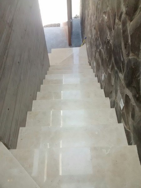 Escalera de Marmol Crema marfil y muro laja irregular oreja de elefante