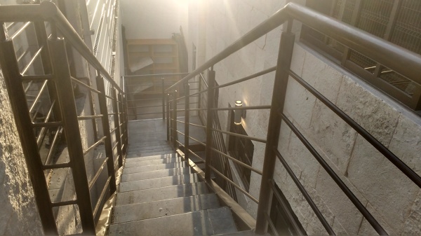 ESCALERA METALICA CON CRISTAL TEMPLADO