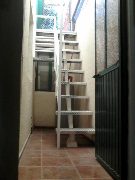 escalera metalica con peldaños de aluminio