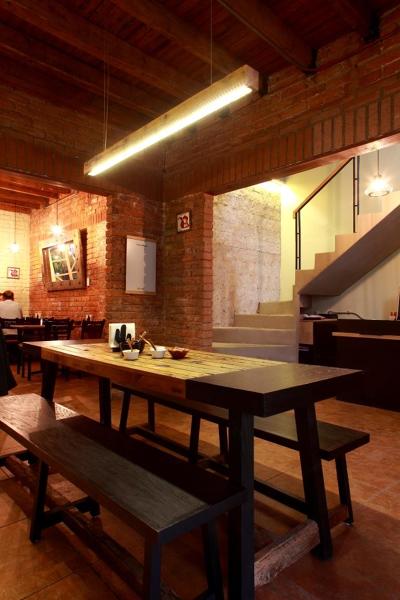 Espacio de recepcion y escalera de servicio