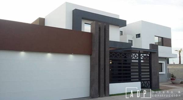 Foto: Fachada Compuesta por Cochera, Columnas, Herrería y Acceso con