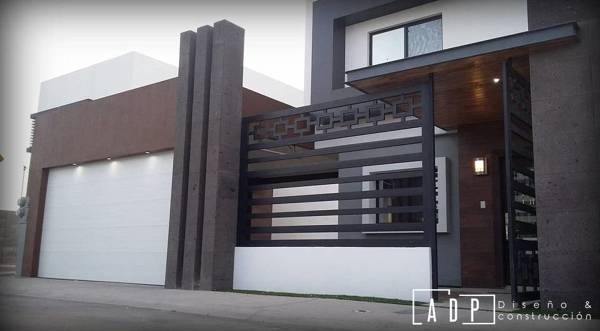 Foto: Fachada Compuesta por Cochera, Columnas, Herrería y Acceso con