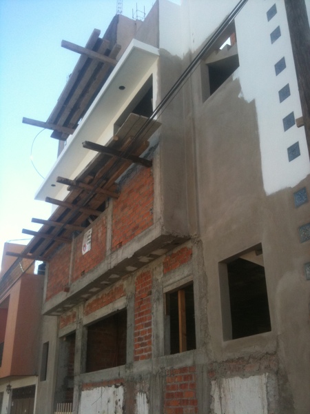 FACHADA LATERAL EN PROCESO.