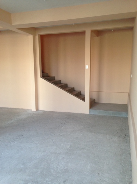 Garaje y escaleras a 1er. piso