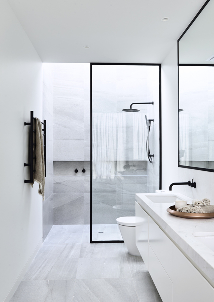 Foto: Baño Color Blanco con Regadera y Cancel Negro #256806 - Habitissimo