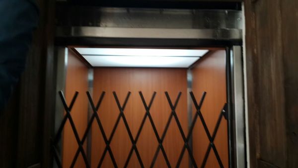 Instalación de elevador hidráulico residencial para 3 niveles