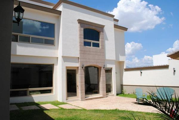 JARDÍN POSTERIOR CASA RESIENCIAL