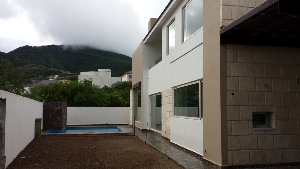 jardin y alberca
