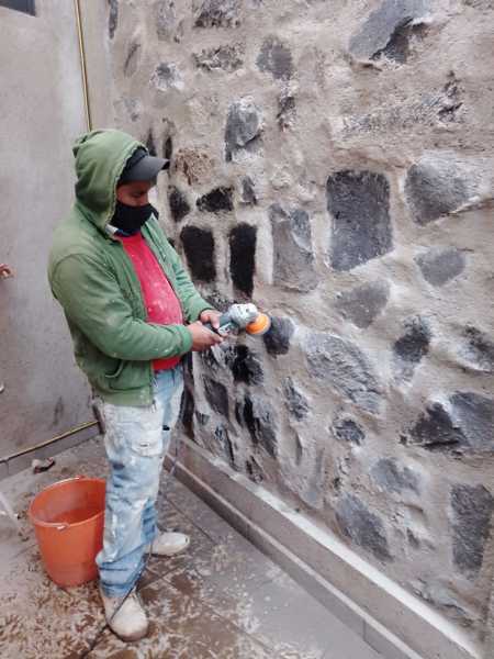 Limpiando piedras de muro.