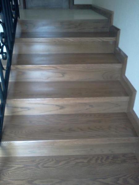 Madera de encino en escalera y zoclo