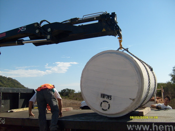 Maniobra de descarga de tanque biodegestor.