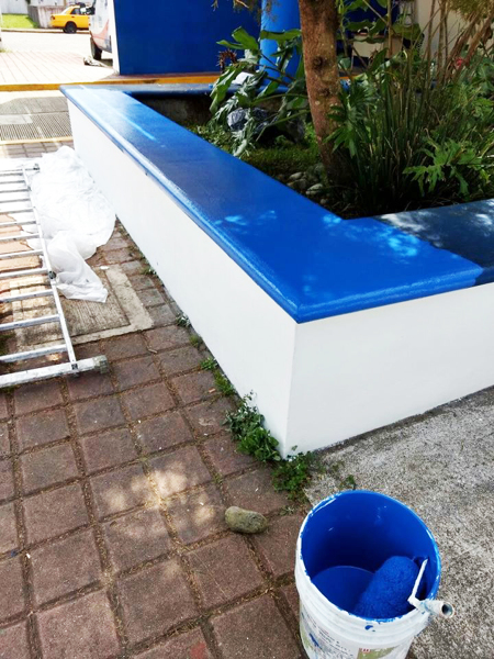 Mantenimiento y pintura en jardineras