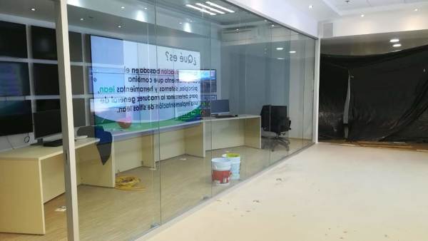 Muro de cristal templado.