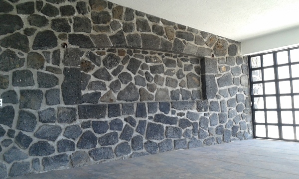 Nicho en muro de piedra
