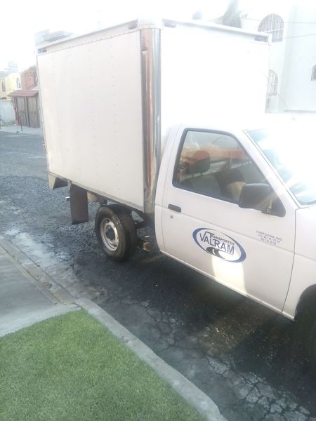 Nissan 1 tonelada Caja Seca