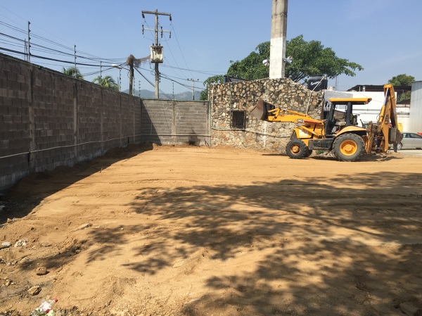 Foto: Nivelación del Terreno con el 2% de Pendiente de Comercio Y