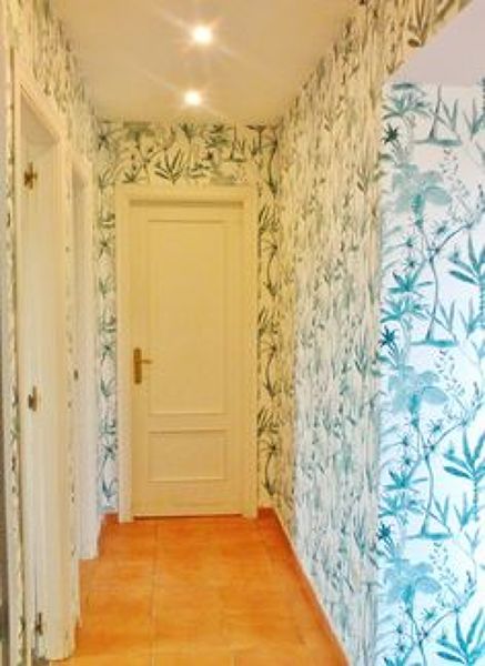 pasillo con tapizado de hojas