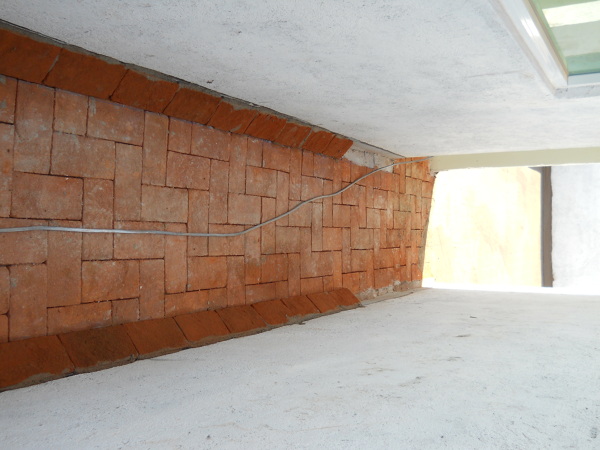 PASILLO DE AZOTEA EN EDIFICIO DE DEPARTAMENTOS 