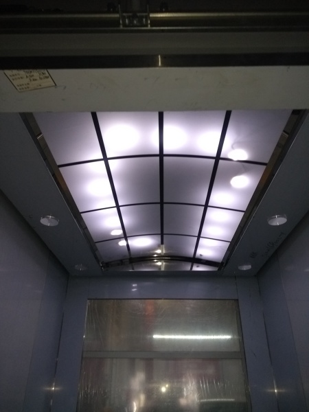 Foto: Plafón con Iluminación LED, y Pared de Cristal de Electro