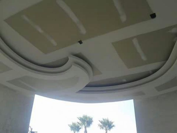 Plafon con iluminación oculta en led y cajillo perimetral con iluminación de empotrar