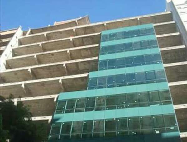 poniendo una fachada aun edificio