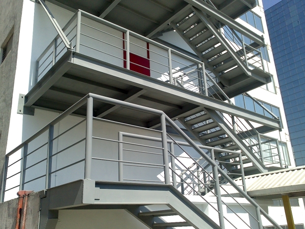 Foto: Primero y Segundo Piso de las Escaleras de Emergencia. de Padaxe