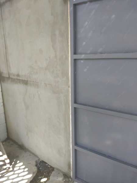 Puerta de acceso a bodega
