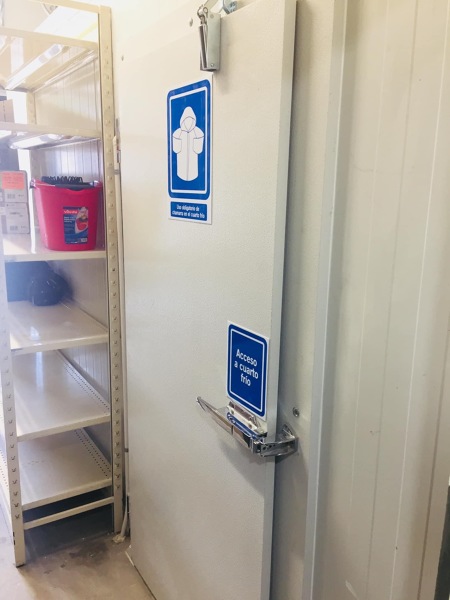 Puerta de acceso a cuarto frío terminado