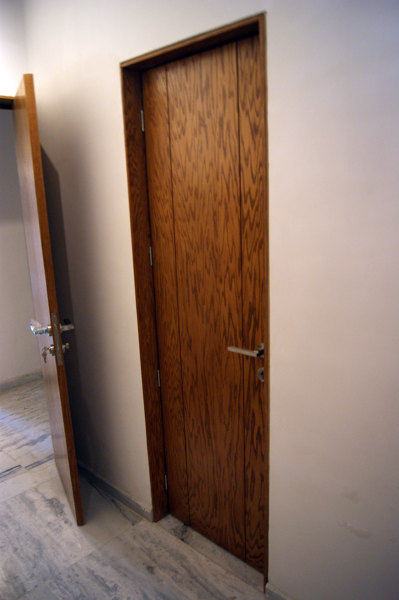 Puerta de comunicación para baño