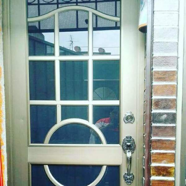 Puerta residencial con perfil de bigote