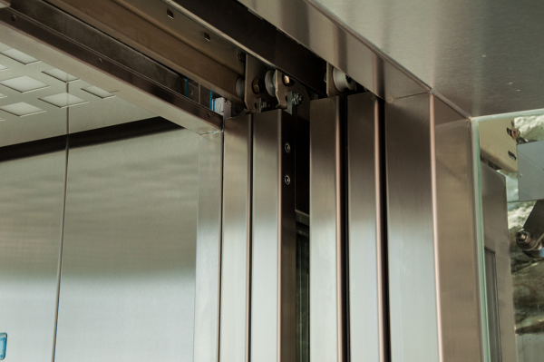 Puertas con mecanismo de seguridad.