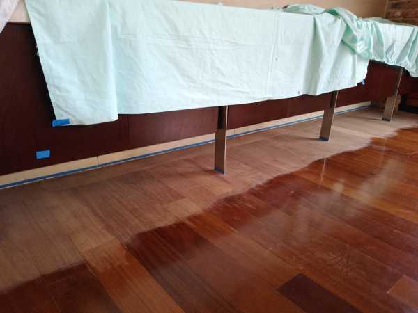 Raspado a mano debajo de mueble