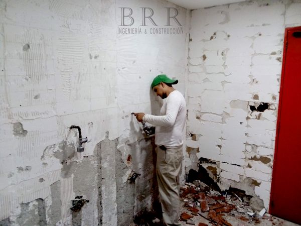 Remodelación de Baños en Edificio de Oficinas.