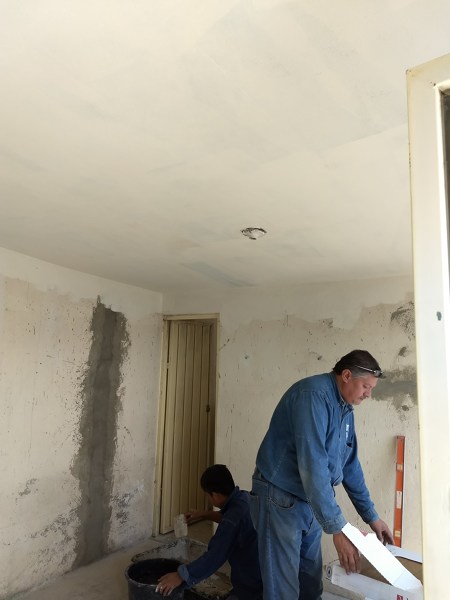 Reparación de grietas y aplanado de muro