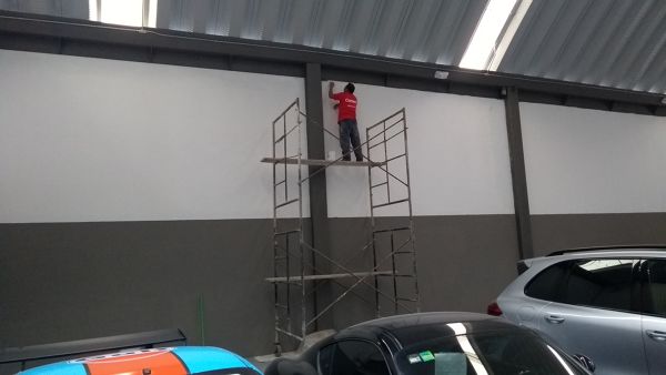 Repellado y pintado de muros con deterioro y salitre