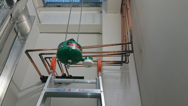 Trayectoria de tuberías de cobre