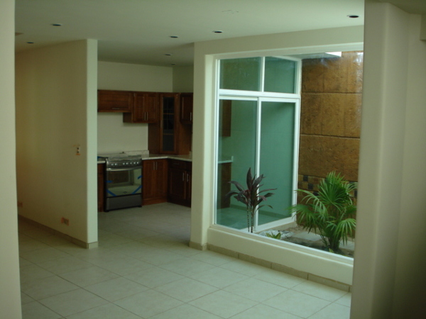 Foto: Vista desde Sala-comedor hacia el Área de Cocina y Jardín