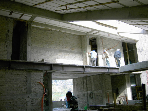 Vista interior de estancia a doble altura