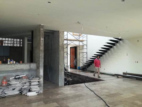 Foto: Vista Interior Planta Baja, Escalera Flotante de Placa de Acero