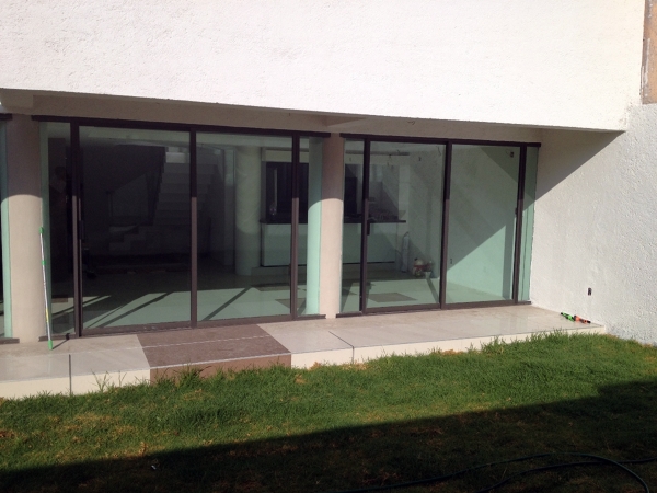 Vista Jardín a la sala comedor casa