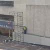 Al rededor del área de embarque de envíos y pasajeros