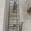 Andamio y escalera manteniendo el paso