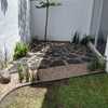 Área de estar con lajas para una mesa de jardín